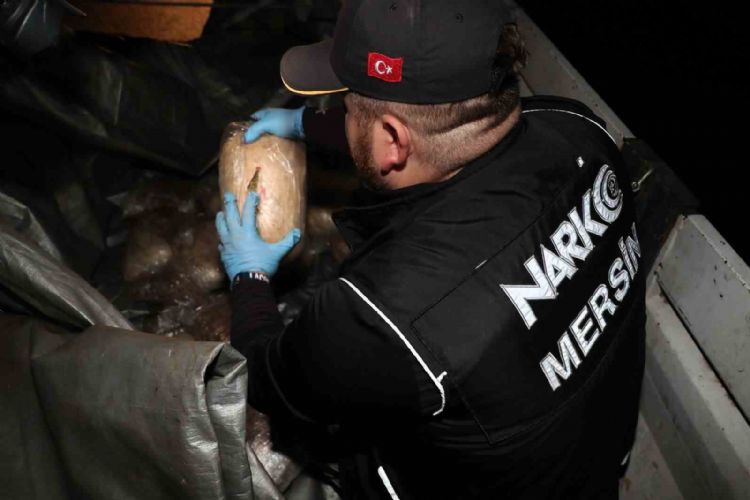 Mersin’de bir tırda 22 kilo 300 gram esrar ele geçirildi