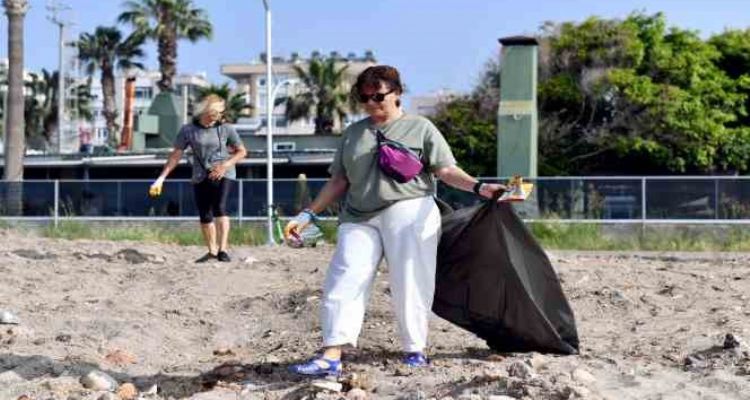 Mersin'de gönüllü kadınlar sahil temizliği yaptı