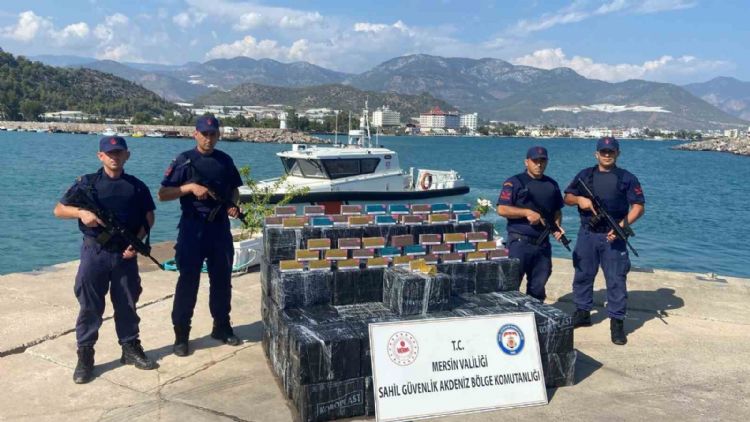 Denizdeki kutulardan 28 bin 500 paket tütün çubuğu çıktı