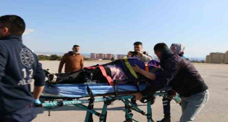 Enkazdan çıkarılan 8 aylık hamile kadın helikopterle Mersin'e getirildi