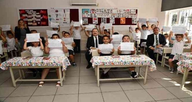 Mersin'de 406 bin 912 öğrenci karne heyecanı yaşadı
