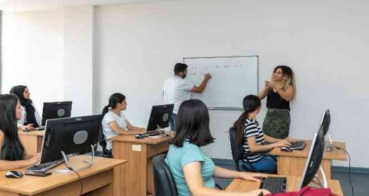 İşitme engelliler için açılan bilgisayar kursu ilgi görüyor