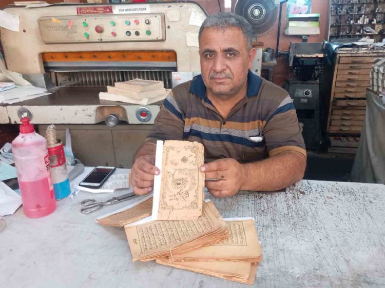 Yıpranmış Kur’an-ı Kerim’leri aşkla onarıyor