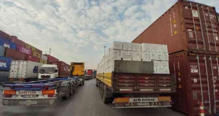 Mersin'de yakalanan 5 tır kaçak içki imhaya gönderildi