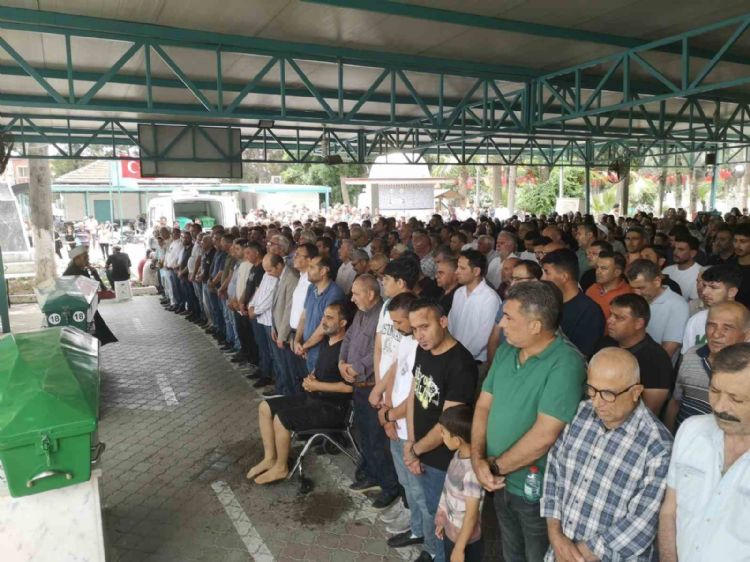 Yola çıkan köpeğe çarpmamak isterken kaza yaptı, 11 yaşındaki kızı öldü