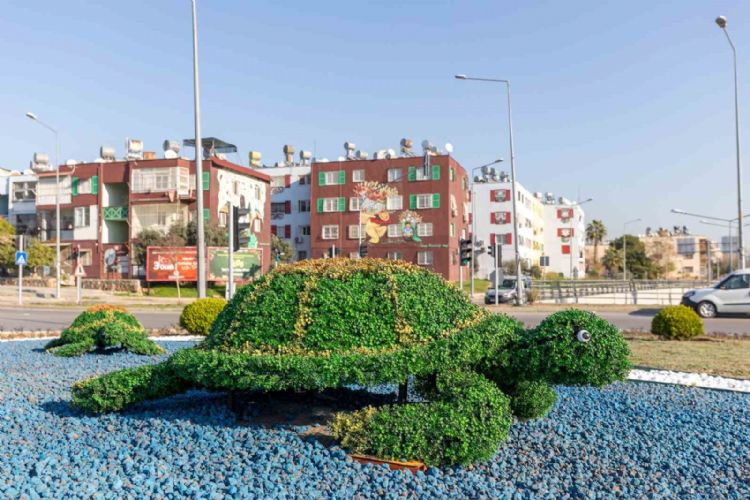 Mersin’de kavşaklar ‘estetik dokunuşlarla’ güzelleşiyor