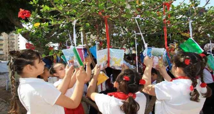 Ağaçlar kitap açtı