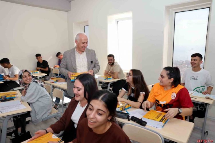 Akdeniz Belediyesinin eğitim desteğinde ilk taksitler yatırılıyor