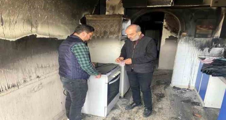 Belediye personelinden örnek davranış: Yanan evde bulduğu parayı sahibine teslim etti
