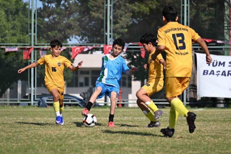 Mersin’de 3 binden fazla çocuk futbol şöleninde buluştu