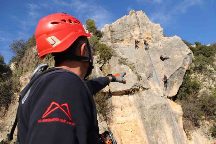 Mersin’de itfaiyeciler kayalık alanda eğitim yaptı