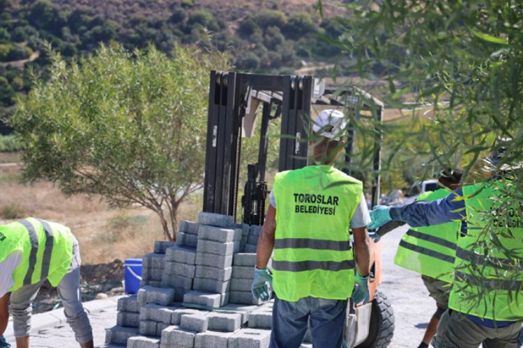 TOROSLAR’DA YOLLAR YENİLENİYOR, ULAŞIM RAHATLIYOR