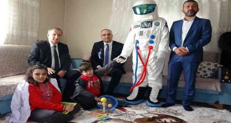 Eve astronot geldi: Evde eğitim alan özel kardeşlerin hayali gerçek oldu