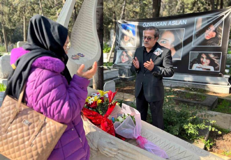 Özgecan Aslan ölümünün 11’inci yılında mezarı başında dualarla anıldı