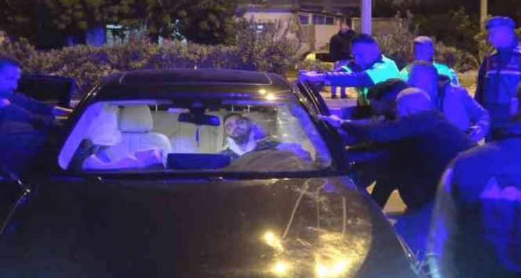 Kontrolden çıkan lüks otomobil aydınlatma direğine böyle çarptı