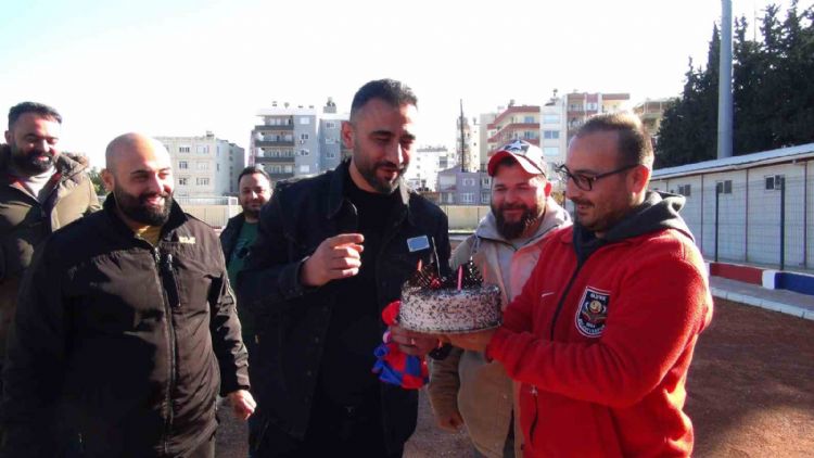 Selçuk Şahin’e yıllar önce futbola başladığı Silifke’de doğum günü sürprizi