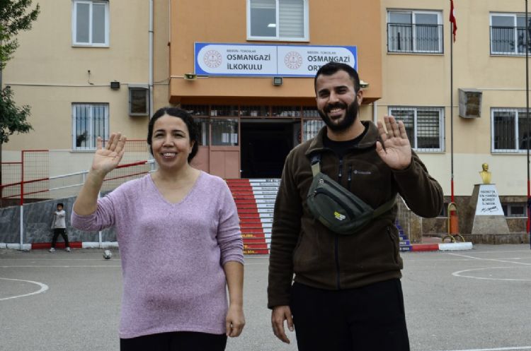 Öğrencisi ile aynı okulda öğretmenlik yapıyor