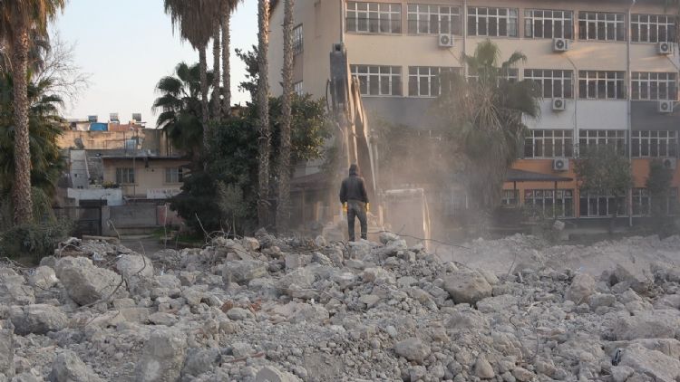 90 yıllık okul zamana yenildi, depreme dayanıksız çıkınca yıkımı yapıldı