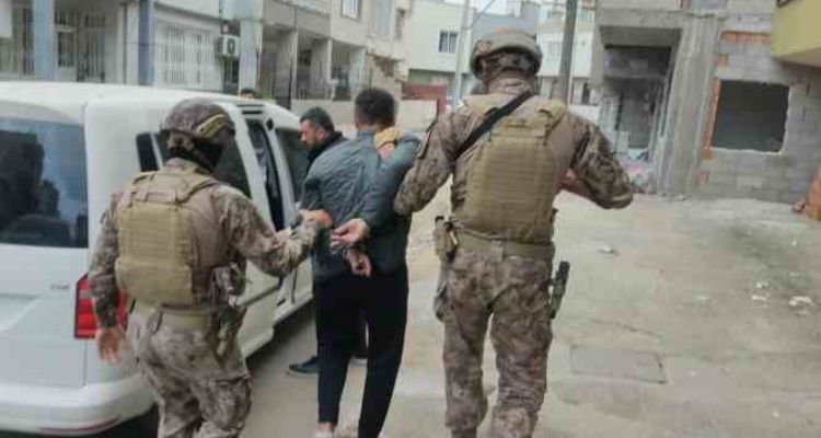 Mersin'de 77 adrese şafak vakti kökünü kurutma operasyonu