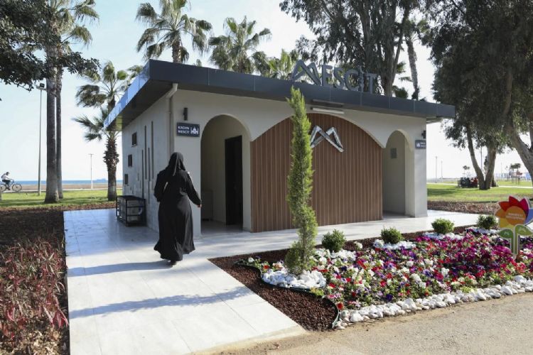 Mersin’de sahil bandına modern mescit