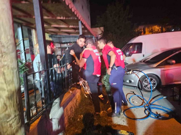 Balkondan evine girmek isterken karnına demir parmaklık saplandı