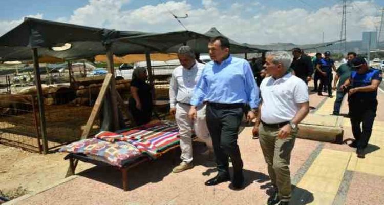 Başkan Özyiğit, kurban satış alanını inceledi