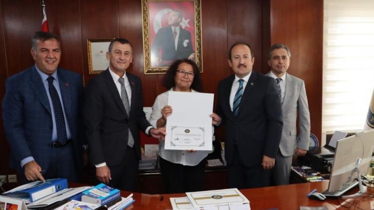 Vali Pehlivan’dan şehit annesi başarı belgesi