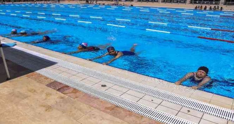 Mersin Büyükşehir Belediyesinin ücretsiz yüzme kursları başladı
