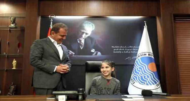 Başkan Seçer, koltuğunu 4'üncü sınıf öğrencisi Esma'ya bıraktı