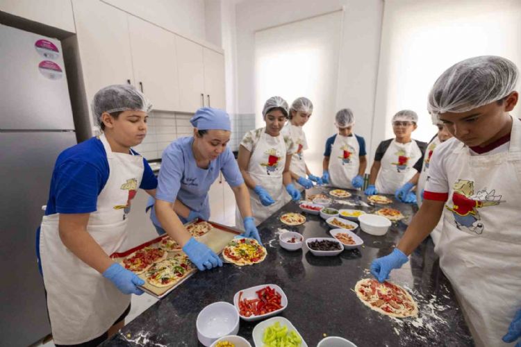 Mersin’de minik şefler yemek yapmayı öğreniyor