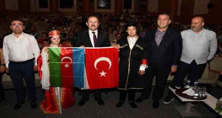 Türk Halk Müziği Öğretmenler Korosu konser verdi