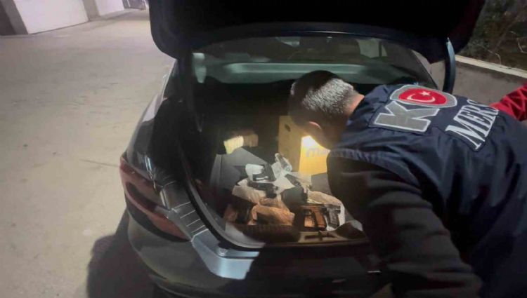 Mersin’de araçta 40 tabanca ele geçirildi: 2 gözaltı