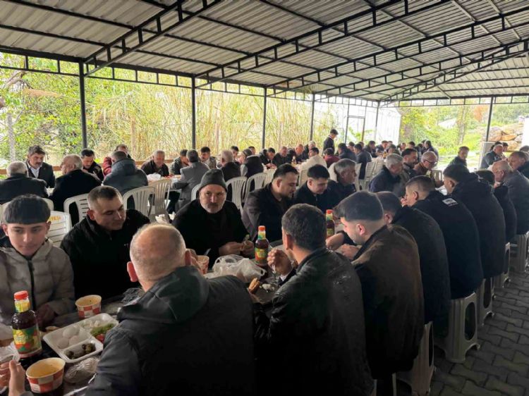 Gelenek sürüyor: Tüm mahalle bir araya gelerek bayramı kutladı