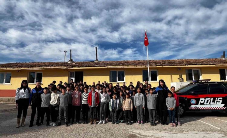 Silifke’de öğrenciler toplumsal ve dijital güvenlik konusunda bilgilendirildi