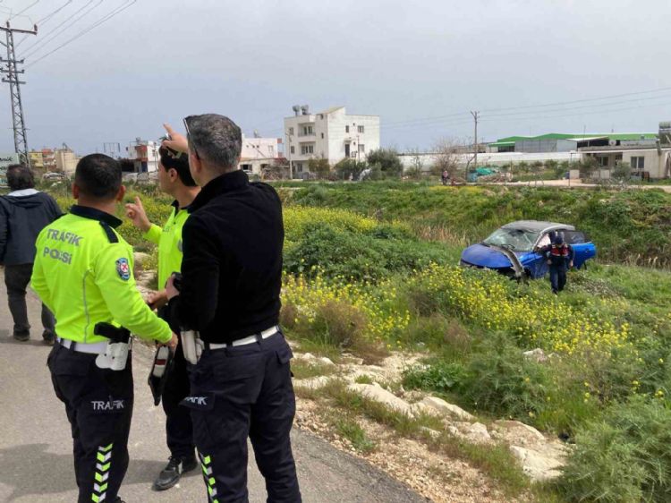 Ağaca çarpan otomobil kanala düşmekten son anda kurtuldu: 2 yaralı