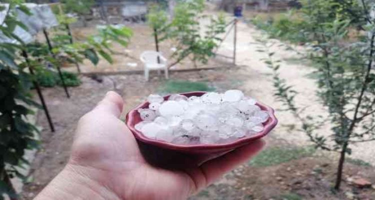 Mersin'in yüksek kesimlerinde dolu etkili oldu