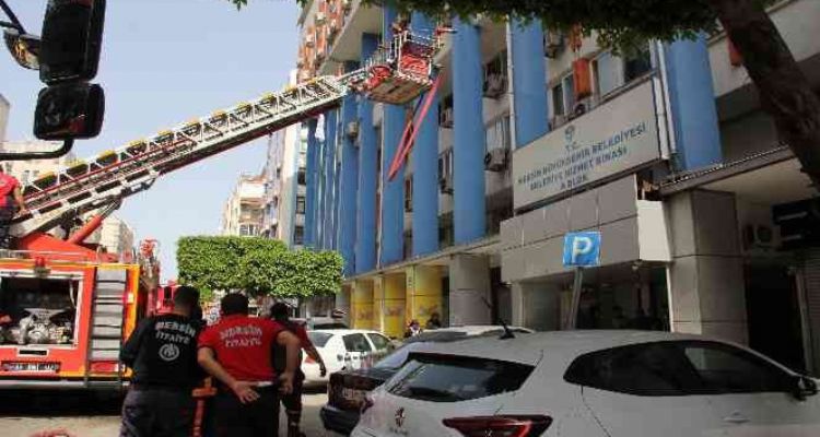 Mersin'de belediye binasında çıkan yangın korkuttu