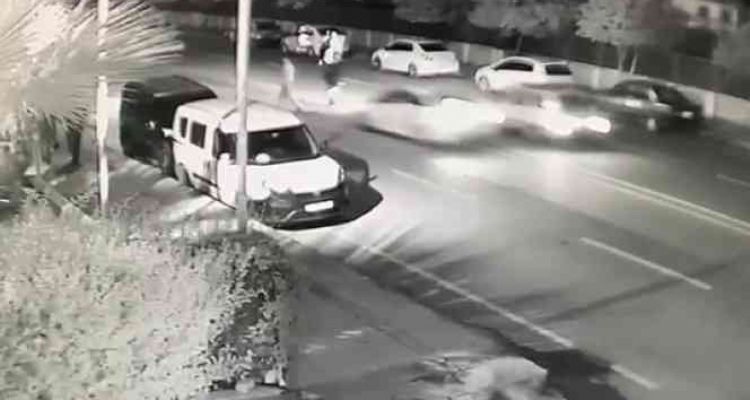 Yolun karşısına geçmek isterken otomobil çarptı: Kaza anı kamerada