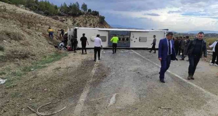 Mersin'de yolcu otobüsü devrildi: 18 yaralı