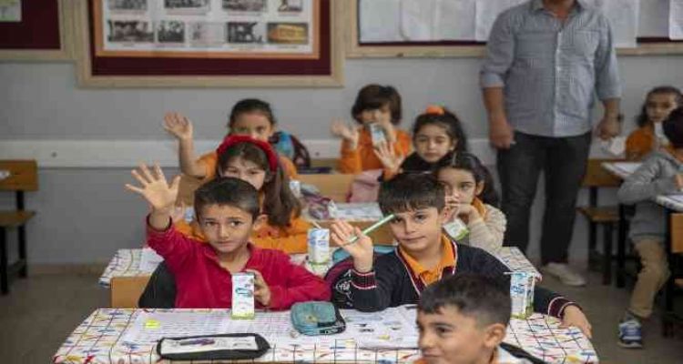 ‘Süt senin gurur Mersin’in projesinde 3,5 milyon kutu süt dağıtıldı