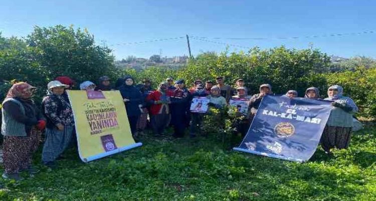 Jandarma limon bahçesinde işçilere ‘Kadına El Kalkamaz’ projesini anlattı