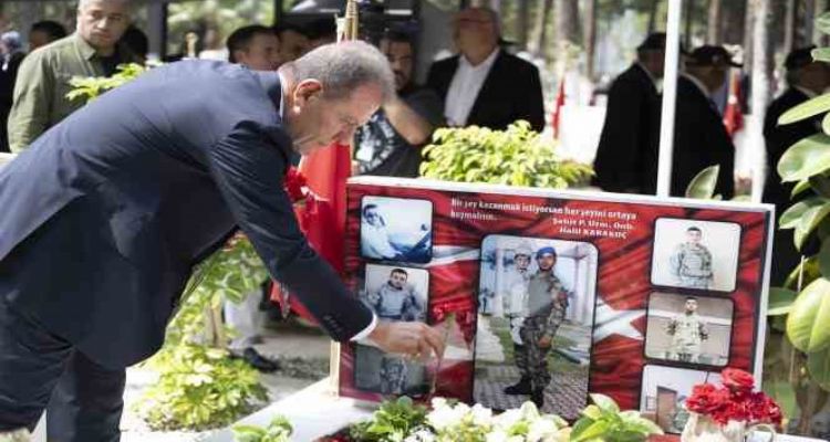 Mersin Şehitliğinde hüzünlü bayramlaşma