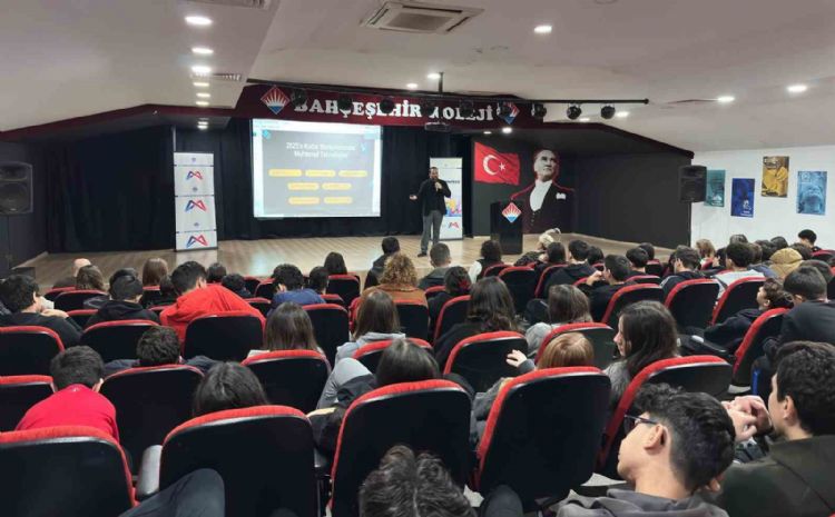 Mersin’de öğrencilere geleceğin meslekleri tanıtılıyor