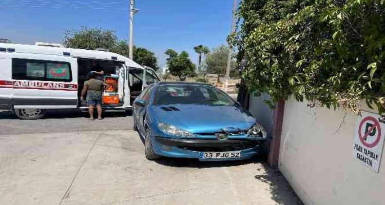 Otomobil okul duvarına çarptı: 3 yaralı