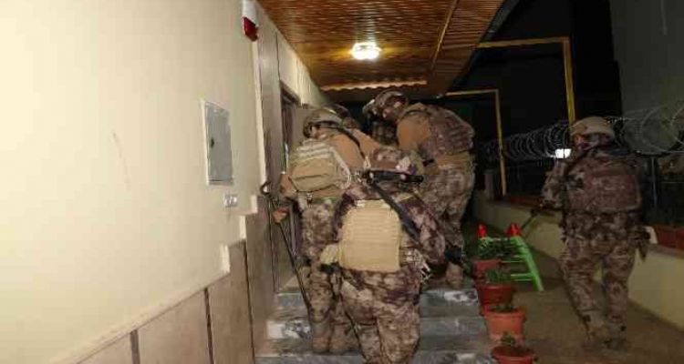 Mersin Tarsus’ta dolandırıcılık operasyonu: 24 gözaltı