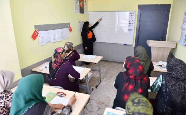 Mersin’de kadınlar belediyenin desteği ile okuma yazma öğreniyor
