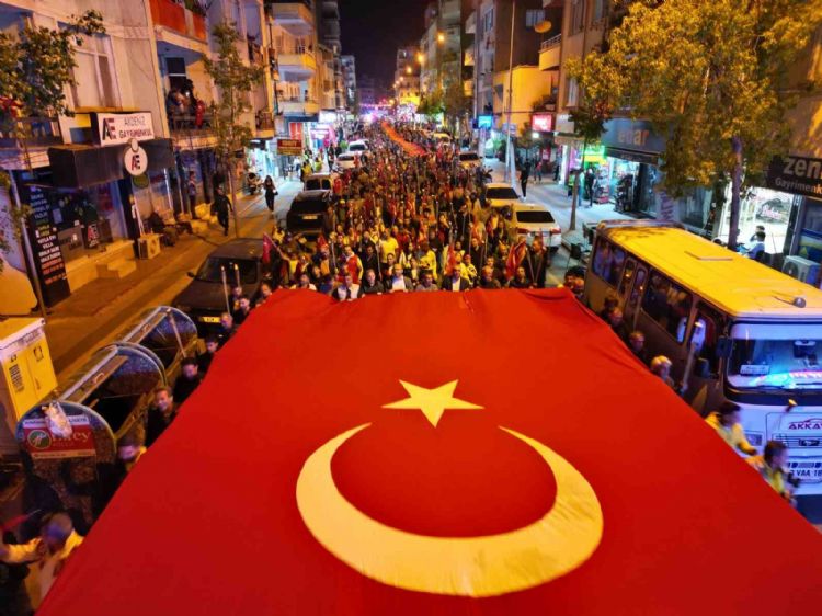 Erdemli’de binlerce kişi meşaleli bayrak yürüyüşüne katıldı