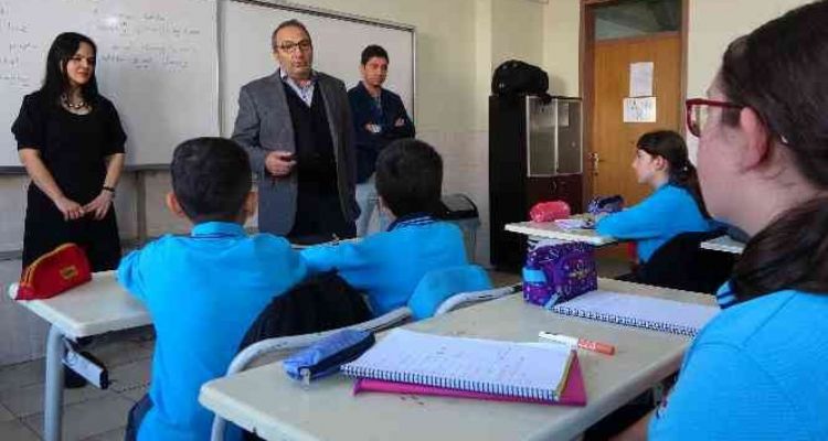 Öğretmenlikte 33'üncü yılına girdi, şimdi öğrencileriyle görev yapıyor