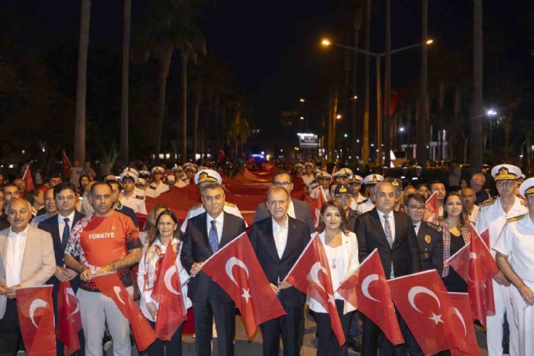 Mersin’de ‘bayrak yürüyüşü’ düzenlendi