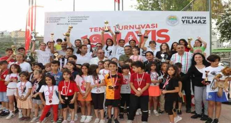 Toroslar Belediyesinin tenis turnuvasında ödüller sahiplerini buldu